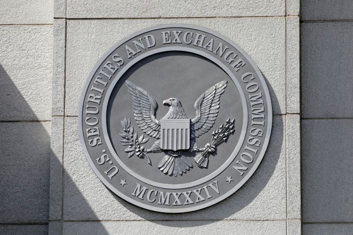 Pečať Americkej komisie pre cenné papiere a burzu (SEC) je viditeľná v ich sídle vo Washingtone, D.C,USA, 12. mája 2021. Reuters/Andrew Kelly/Archívna fotografia