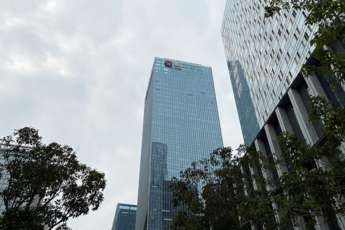 Čiastočne odstránené logo spoločnosti China Evergrande Group je vidieť na fasáde jej sídla v Shenzhene, provincia Guangdong, Čína 10. januára 2022. REUTERS/David Kirton