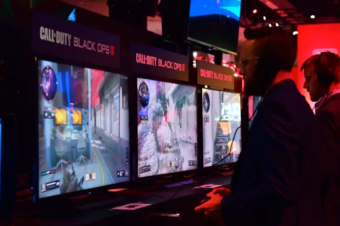 Hráči hrajú hru Call of Duty: Black Ops na 24. elektronickej výstave v Los Angeles v roku 2018. Frederic J. Brown / Agence France-Presse - Getty Images