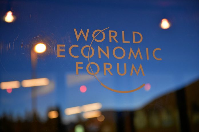DAVOS/ŠVAJČIARSKO, 22JAN14 - Logo Svetového ekonomického fóra je vidieť v kongresovom centre počas výročného stretnutia Svetového ekonomického fóra 2014 v kongresovom centre v Davose 22. januára 2014. Svetové ekonomické fórum/Švajčiarsko-image.ch/Photo Urs Jaudas