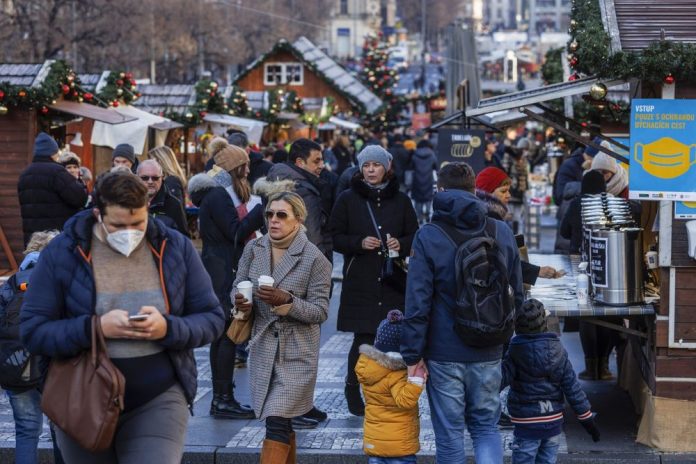 Nakupujúci na vianočných trhoch na Václavskom námestí v Prahe, Česká republika, 22. decembra Fotograf: Milan Jaroš/Bloomberg