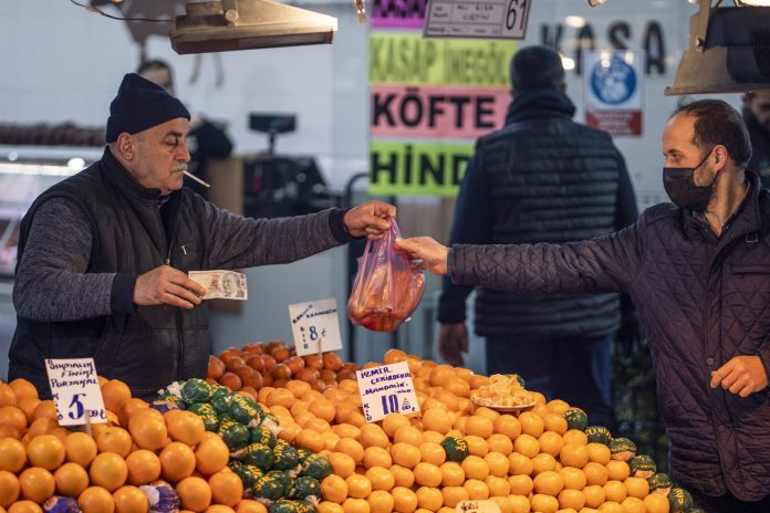 Zákazník na miestnom trhu v Burse v Turecku. Fotograf: Moe Zoyari/Bloomberg