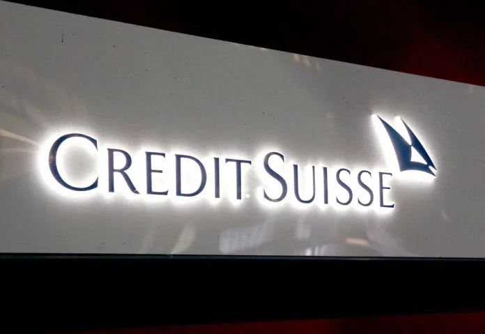 Logo švajčiarskej banky Credit Suisse je vidieť v pobočke v Zürichu vo Švajčiarsku 3. novembra 2021. REUTERS/Arnd WIegmann