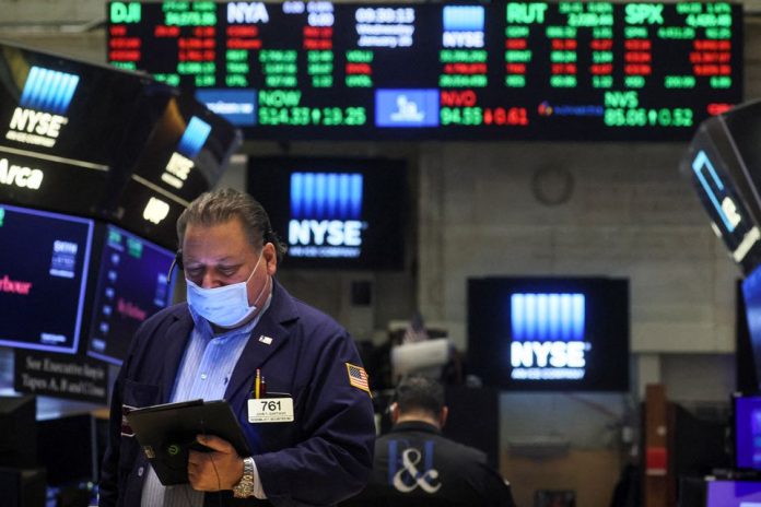 Obchodníci pracujú na New York Stock Exchange (NYSE) v New Yorku, USA, 26. januára 2022. REUTERS/Brendan McDermid