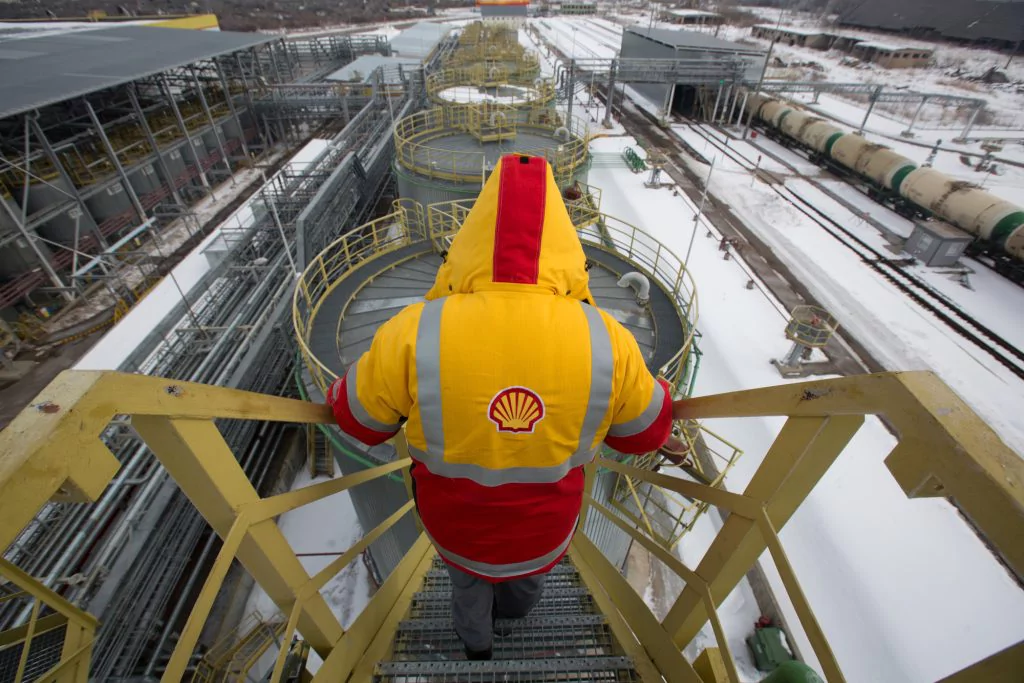 Pracovník prechádza cez strechy skladovacích síl v závode na miešanie mazív Royal Dutch Shell v Torzhoku, Rusko.Fotograf: Andrej Rudakov / Bloomberg