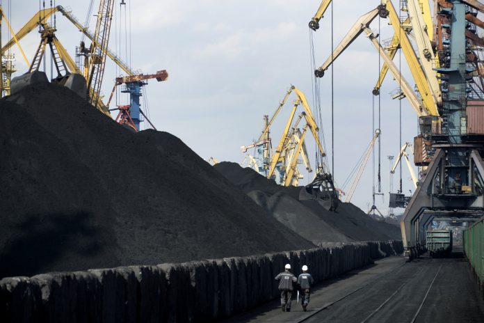 Uhlie sa vykladá v prístave Yuzhny, neďaleko Odesy, Ukrajina v roku 2017.Fotograf: Vincent Mundy / Bloomberg
