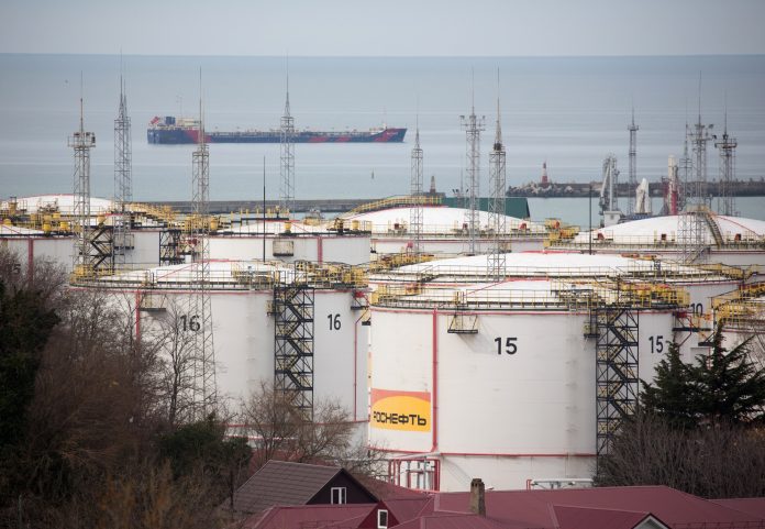 Zásobníky ropy v Tuapse, Rusko. Fotograf: Andrey Rudakov/Bloomberg
