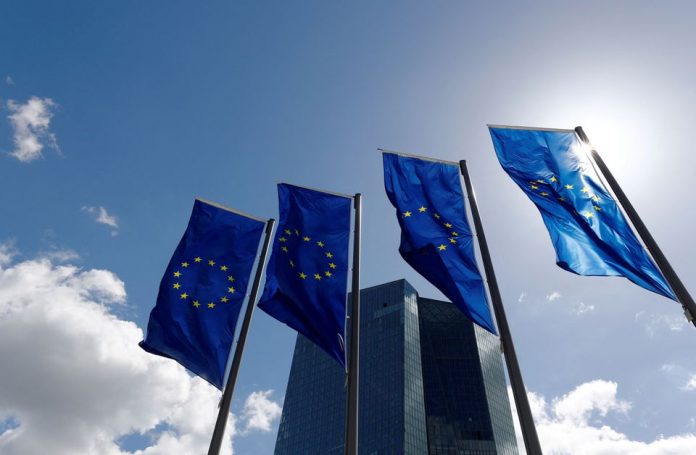 Vlajky Európskej únie vejú pred sídlom Európskej centrálnej banky (ECB) vo Frankfurte nad Mohanom 26. apríla 2018. REUTERS/Kai Pfaffenbach