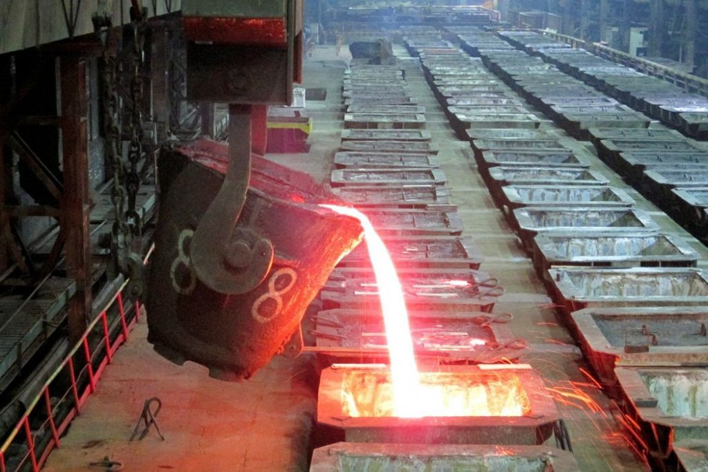  Roztavený nikel v továrni v Norilsku v Rusku. Ceny london metal exchange sa používajú ako referenčná hodnota v celom kovospracujúcom priemysle. Ilustračné foto: Reuters Staff/REUTERS 