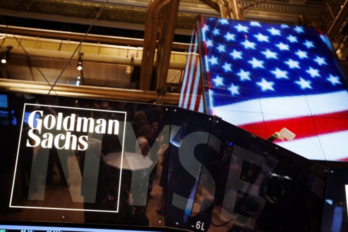 Logo Goldman Sachs je zobrazené na príspevku nad podlahou Newyorskej burzy cenných papierov 11. septembra 2013. Reuters/Lucas Jackson/Archívna snímka