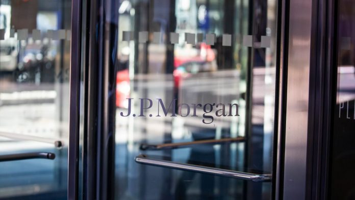 Dvere do pobočky J.P. Morgan; Zdroj: Bloomberg
