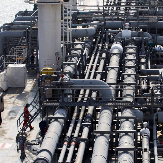 Skvapalnený zemný plyn sa môže efektívne prepravovať na miesta, ktoré nie sú obsluhované plynovodmi, ako je tento tanker v Stredozemnom mori, ktorý prepravuje LNG. Baz Ratner/Reuters