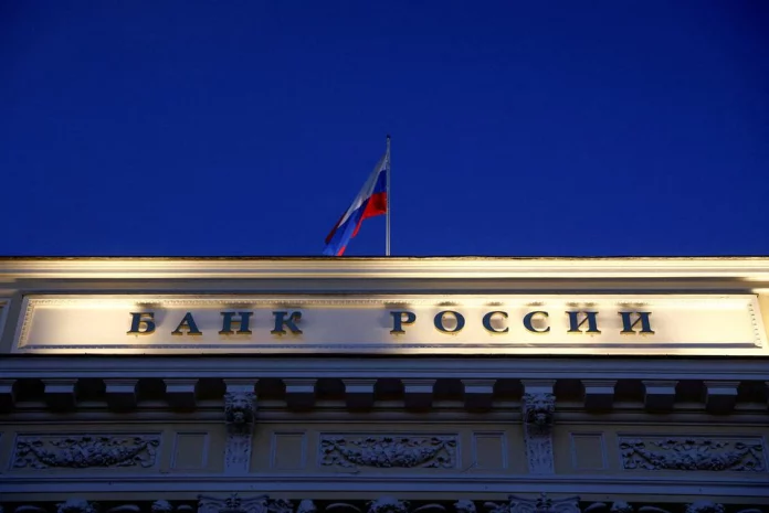 Ruská štátna vlajka visí nad sídlom centrálnej banky v Moskve 29. marca 2021. Nápis znie: 