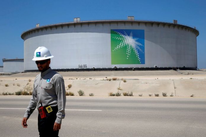Rozhovory medzi Saudskou Arábiou a Čínou o ropných kontraktoch za jüany prebiehajú už šesť rokov. Ilustračné foto: Ahmed Jadallah/Reuters