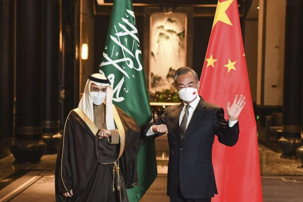 Saudskoarabský minister zahraničných vecí Fajsal bin Farhan sa v januári v Číne stretol s čínskym ministrom zahraničných vecí Wang Yi. Ilustračné foto: Anonymous/Associated Press