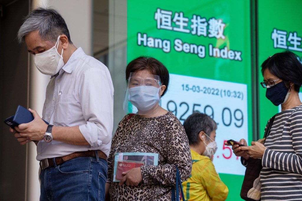  Ľudia nosili ochranné masky na ulici v Hongkongu 15. marca. Ilustračné foto: Paul Yeung/Bloomberg News 