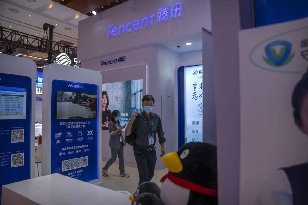  Ľudia minulý rok prešli stánkom Tencent na výstave v Pekingu. Ilustračné foto: Mark Schiefelbein/Associated Press 