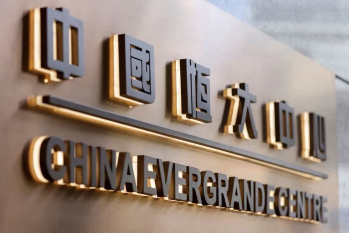 Značka budovy China Evergrande Centre je viditeľná v Hongkongu, Čína 7. decembra 2021. REUTERS/Tyrone Siu/Archívna fotografia