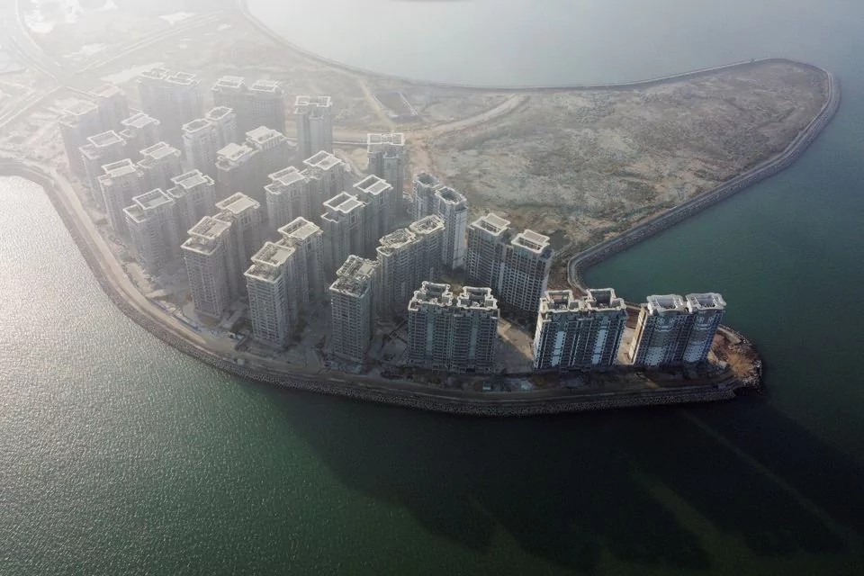 Letecký pohľad ukazuje 39 budov postavených spoločnosťou China Evergrande Group, na ktorých úrady vydali príkaz na demoláciu, na umelo vytvorenom ostrove Ocean Flower Island v Danzhou, provincia Hainan, Čína 7. januára 2022. Fotka urobená s dronom. REUTERS/Aly Song