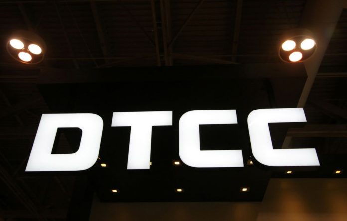 Logo spoločnosti The Depository Trust & Clearing Corporation (DTCC) je vidieť na bankovej a finančnej konferencii SIBOS v Toronte, Ontario, Kanada 19. októbra 2017. REUTERS/Chris Helgren