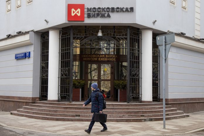 Budova Moscow Exchange MICEX-RTS PJSC v Moskve, začiatkom februára.Zdroj: Bloomberg