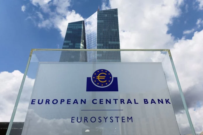 Nápisy pred budovou Európskej centrálnej banky (ECB) vo Frankfurte nad Mohanom, Nemecko, 21. júla 2022. REUTERS/Wolfgang Rattay/File Photo