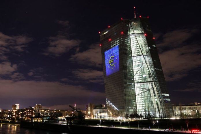 Na fasáde sídla Európskej centrálnej banky (ECB) v nemeckom Frankfurte nad Mohanom 30. decembra 2021 je zobrazený nápis Euro. REUTERS/Wolfgang Rattay