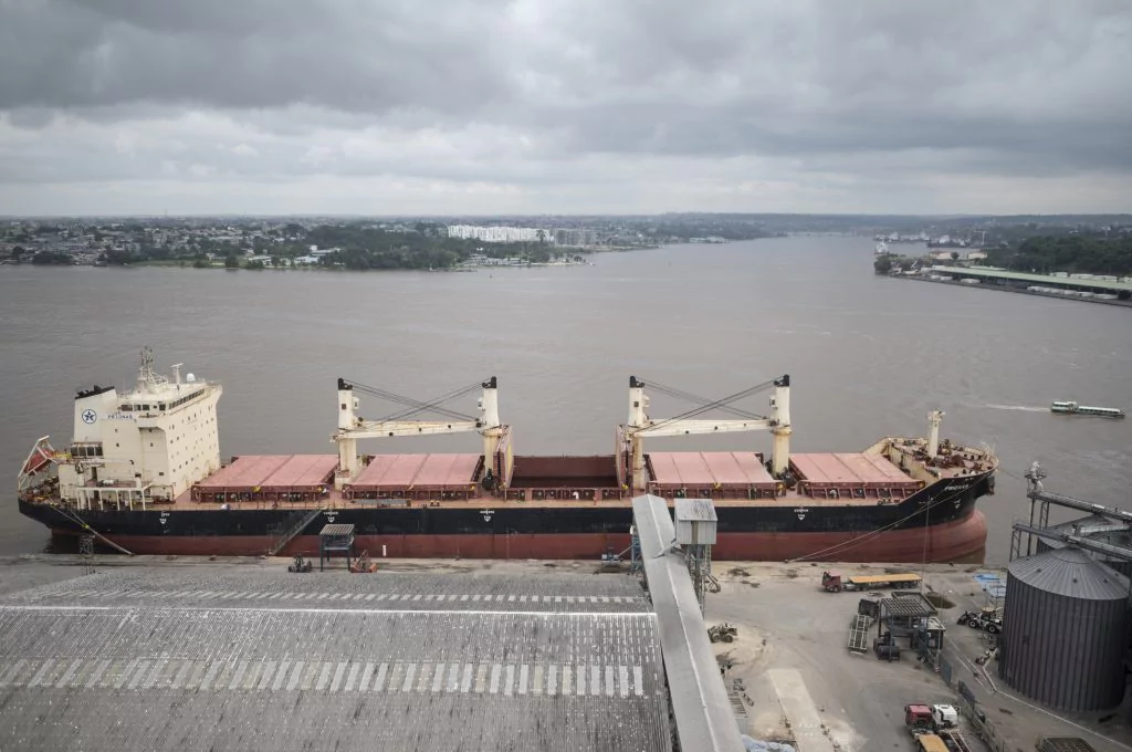 Kontajnerová loď zakotvila v mlyne na múku v Abidžane na Pobreží Slonoviny. Fotograf: Andrew Caballero-Reynolds/Bloomberg