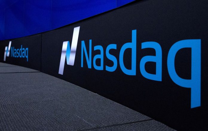 Logo Nasdaq je zobrazené na stránke trhu Nasdaq v New Yorku 2. septembra 2015. REUTERS/Brendan McDermid