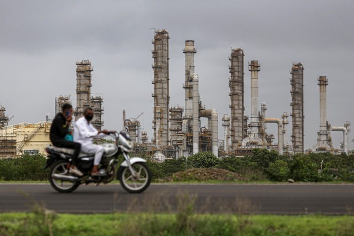 Indické ropné rafinérie sú kľúčovým trhom pre ruskú ropu Fotografia: Dhiraj Singh/Bloomberg