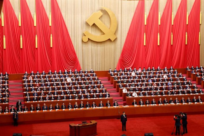 Čínsky prezident Si Ťin-pching sa zúčastňuje na slávnostnom otvorení 20. národného kongresu Komunistickej strany Číny vo Veľkej sále ľudu v Pekingu 16. októbra 2022. REUTERS/Thomas Peter