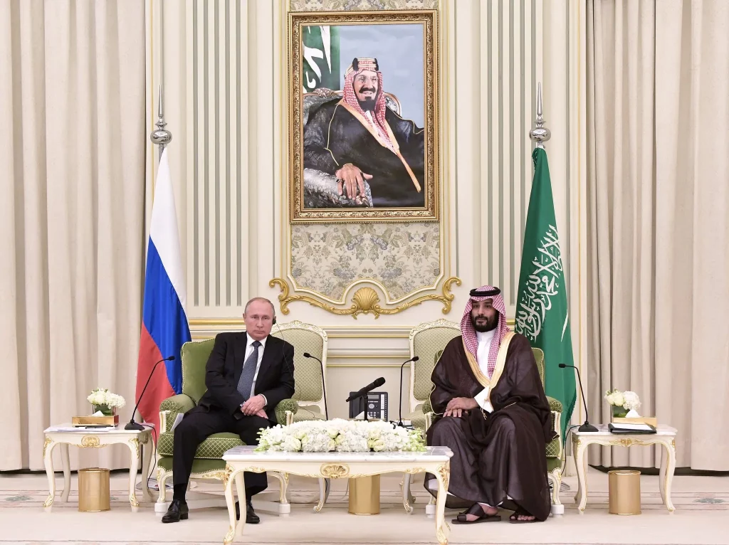 Ruský prezident Vladimir Putin sa v roku 2019 stretol s korunným princom Mohamedom bin Salmánom. Niektorí americkí predstavitelia tvrdia, že Saudská Arábia v skutočnosti podporuje Moskvu v súvislosti s Ukrajinou tým, že udržiava vysoké ceny ropy, čo Saudi odmietajú; Zdroj: MZVaEZ SR Alexey Nikolsky/EPA, cez Shutterstock