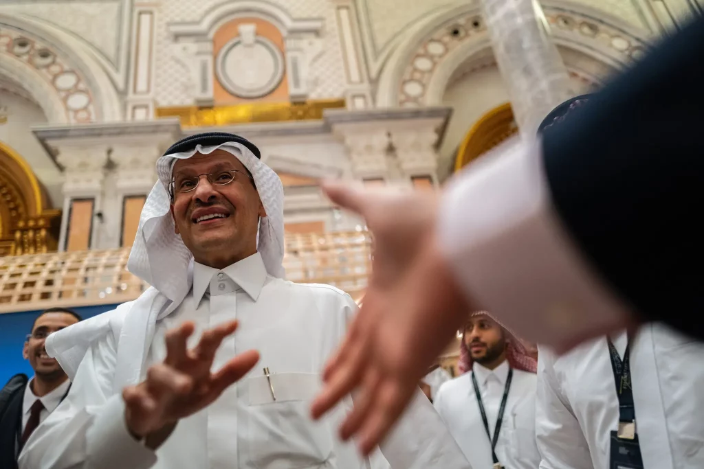 Saudskoarabský minister energetiky princ Abdulaziz bin Salmán. Americkí predstavitelia sa domnievajú, že sa mu podarilo presvedčiť korunného princa, aby znížil ťažbu a zabránil takému poklesu cien ropy, ktorý by ohrozil plány hospodárskeho rozvoja kráľovstva: Tamir Kalifa pre The New York Times