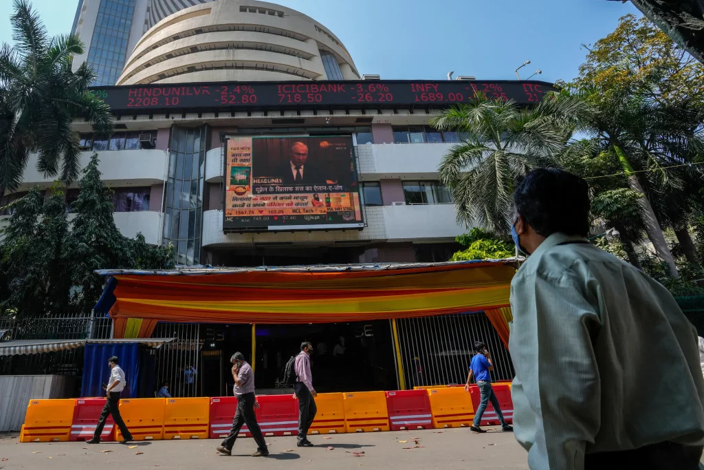Pred Bombajskou burzou cenných papierov v Bombaji, India. Rupia klesla tento rok voči doláru približne o 10 %; Zdroj: Rafiq Maqbool/Associated Press