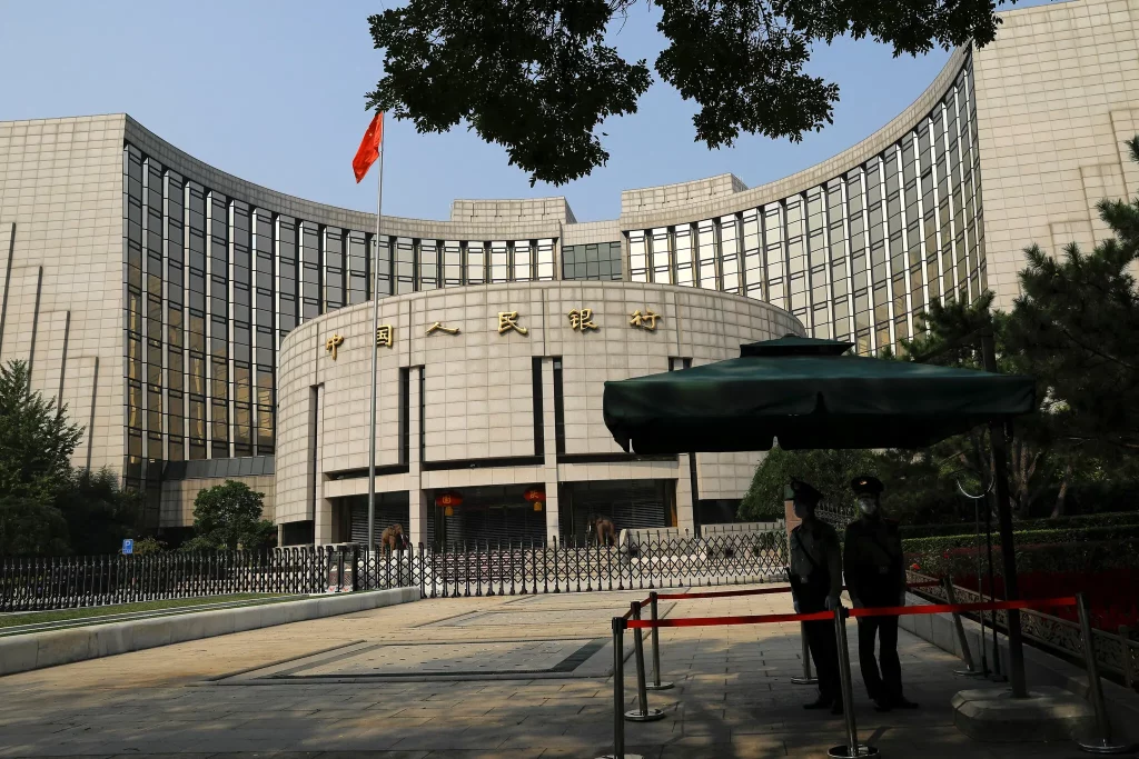 Sídlo Čínskej ľudovej banky v Pekingu. Oficiálne Čína napriek miernemu znehodnocovaniu svojej meny zatiaľ priamo nezasiahla na jej ochranu; Zdroj: Tingshu Wang/Reuters