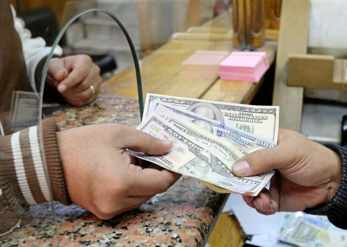 Zákazník si vymieňa americké doláre za egyptské libry v zmenárni v centre Káhiry, Egypt 27. decembra 2016; Zdroj: Abd El Ghany/File Photo