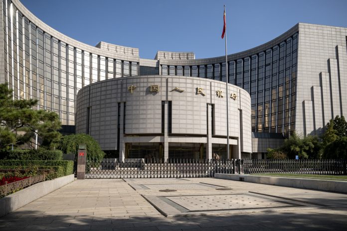 Budova Čínskej ľudovej banky v Pekingu (PBOC). Zdroj: Bloomberg