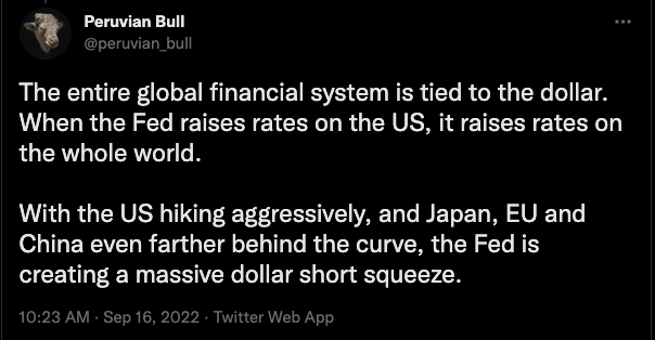 Celý globálny finančný systém je naviazaný na dolár. Keď FED zvýši sadzby v USA, zvýši sadzby na celom svete.
Keďže USA agresívne zvyšujú sadzby a Japonsko, EÚ a Čína ešte viac zaostávajú, FED vytvára obrovský deficit dolára (short sqeeze). 