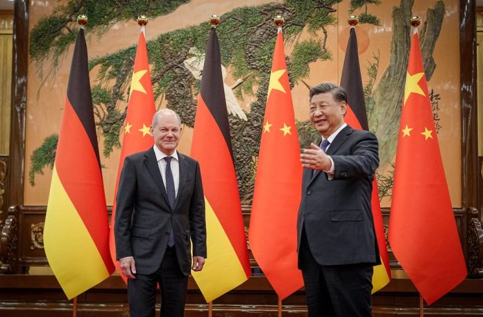 Nemecký kancelár Olaf Scholz sa stretáva s čínskym prezidentom Si Ťin-pchingom v Pekingu 4. novembra 2022. Kay Nietfeld/Pool prostredníctvom REUTERS