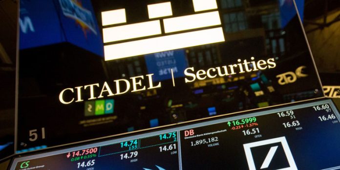 Logo spoločnosti Citadel Securities LLC zobrazené nad obrazovkou s cenou akcií; Zdroj: Chichagobusiness cez Bloomberg