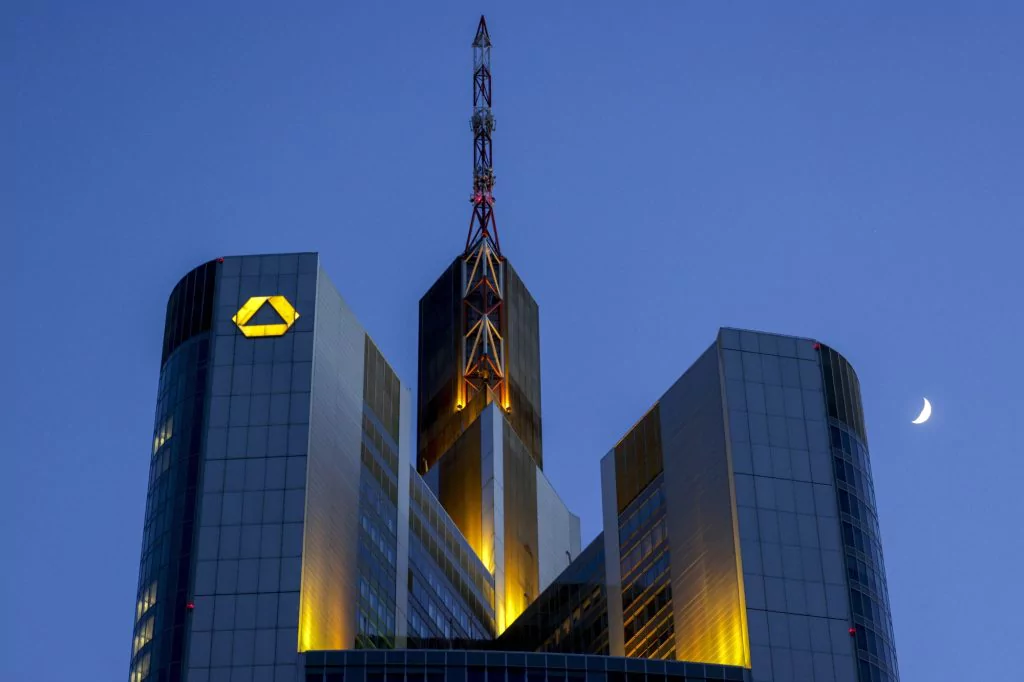 Commerzbank AG pred hospodárskymi výsledkamiVeža Commerzbank vo Frankfurte nad Mohanom, Nemecko.Fotograf: Alex Kraus/Bloomberg