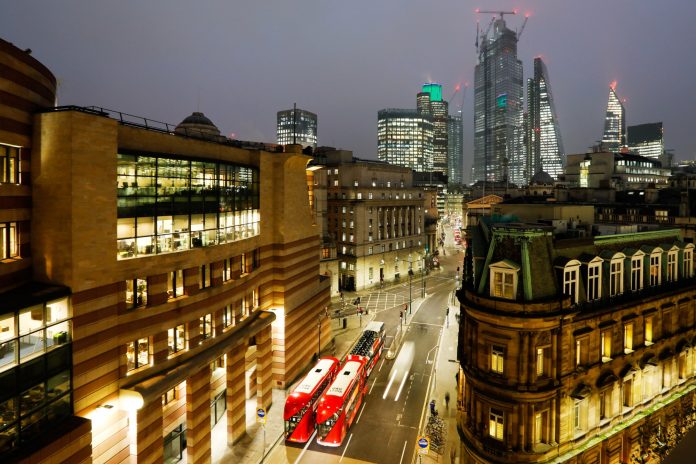 Budova One Poultry (vľavo) v londýnskej štvrti City, Spojené kráľovstvo. Zdroj: Bloomberg