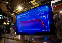 Graf finančnej skupiny SVB na newyorskej burze v piatok. Fotograf: Michael Nagle/Bloomberg