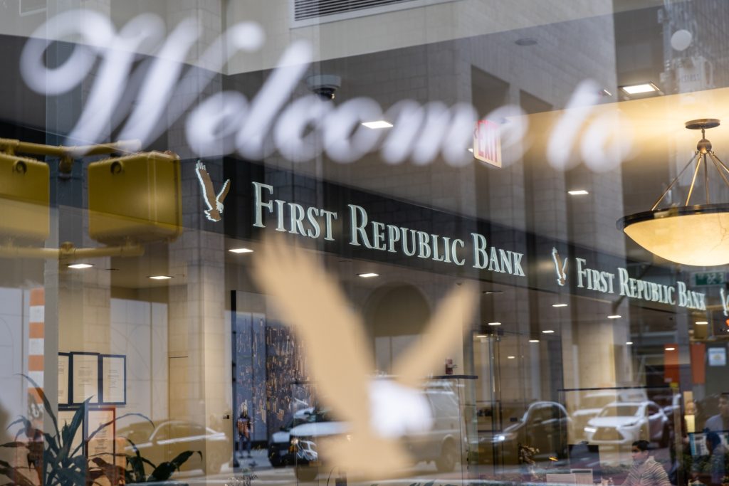 Pobočka First Republic Bank v New Yorku.
Fotograf: Fotograf: Jeenah Moon/Bloomberg