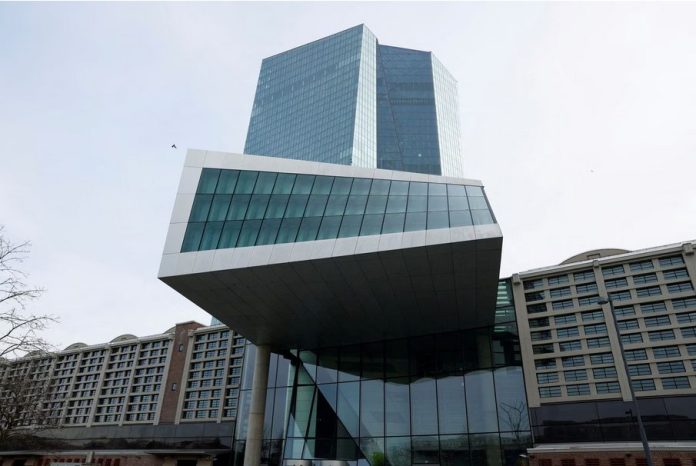 Pohľad na sídlo Európskej centrálnej banky (ECB) vo Frankfurte nad Mohanom 16. marca 2023. REUTERS/Heiko Becker/File Photo