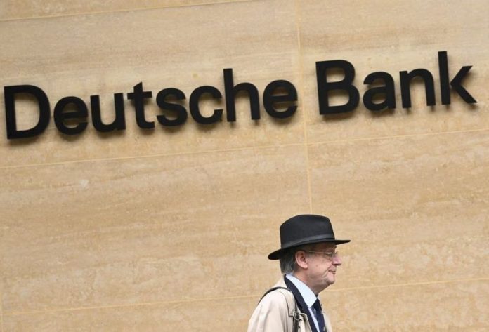Pracovník prechádza okolo kancelárií Deutsche Bank v Londýne, Veľká Británia, 16. marca 2023. REUTERS/Toby Melville
