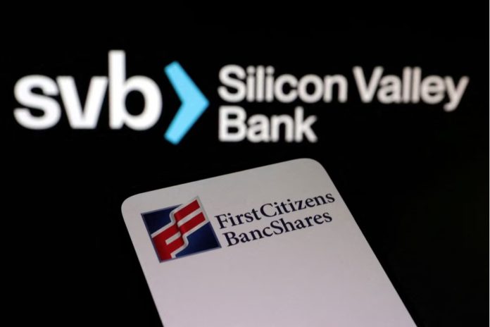 Na tejto ilustrácii z 19. marca 2023 sú logá First Citizens BancShares a SVB (Silicon Valley Bank). REUTERS/Dado Ruvic/Ilustračné foto/File Photo