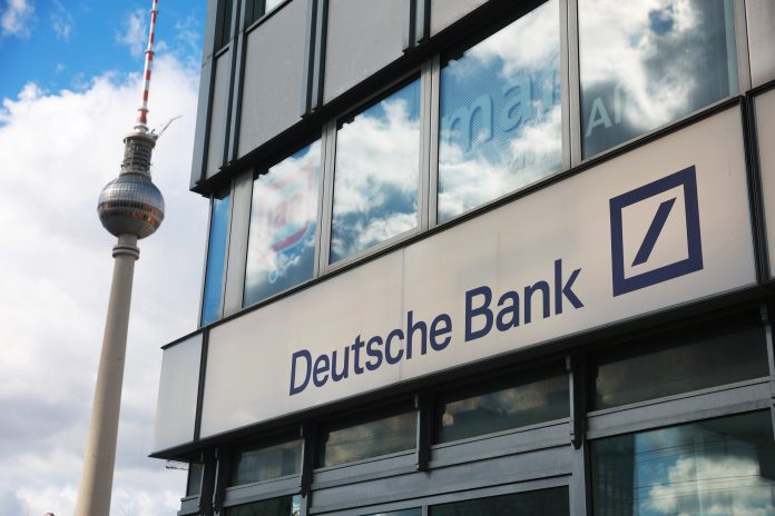 Pobočka banky Deutsche Bank AG v Berlíne, Nemecko. Fotograf: Krisztian Bocsi/Bloomberg