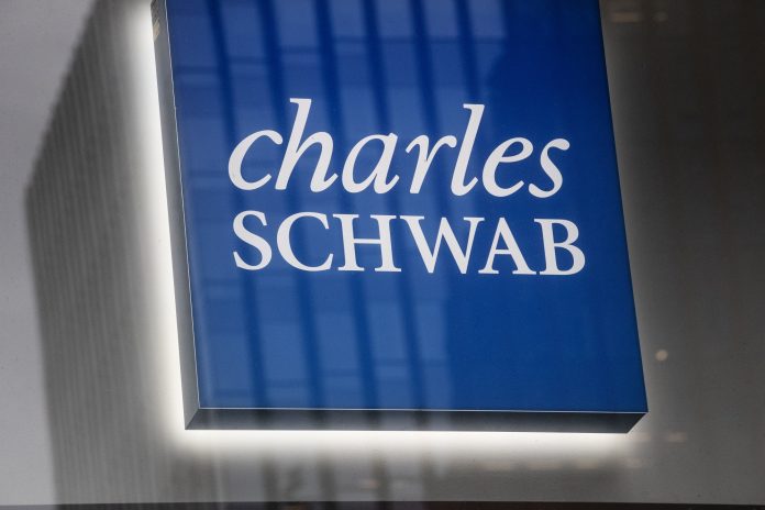 Pobočka spoločnosti Charles Schwab v New Yorku Fotograf: Blue/Bloomberg