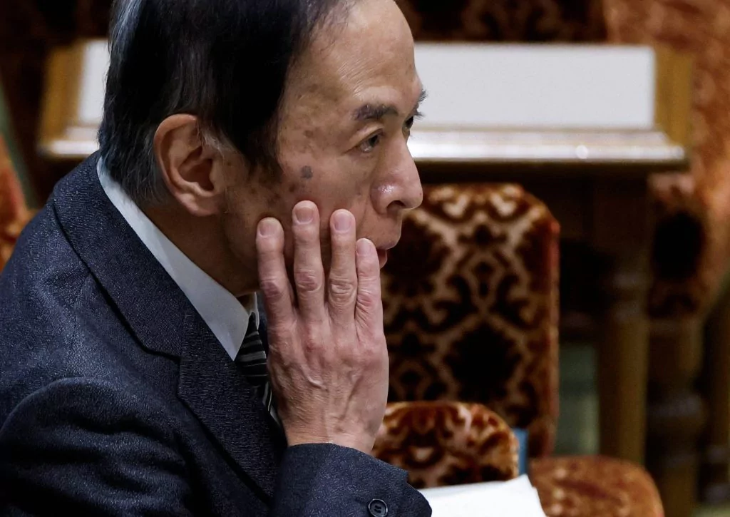 Kazuo Ueda, ktorý nahradí Haruhiko Kurodu vo funkcii guvernéra Bank of Japan, sa zúčastňuje na parlamentnom vypočutí v Tokiu vo februári. | REUTERS